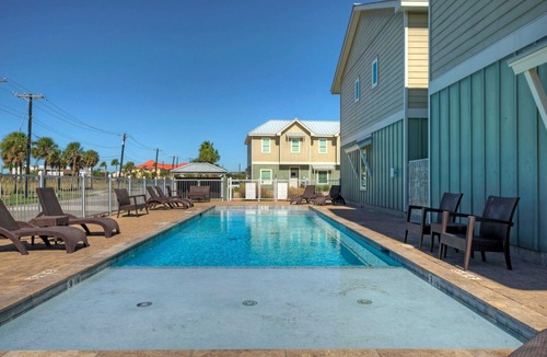 Corpus Christi Cottage | Ridley Retreat Community Pool, Mins to the Beach Corpus Christi + Port A