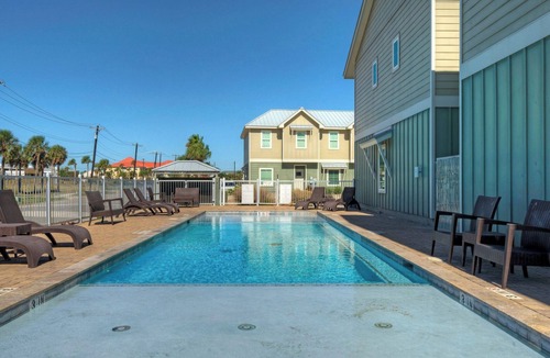 Corpus Christi Cottage | Ridley Retreat Community Pool, Mins to the Beach Corpus Christi + Port A