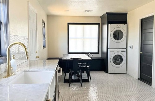 Amarillo House | Right by Cadillac Ranch | Cool, Clean, Convenient!