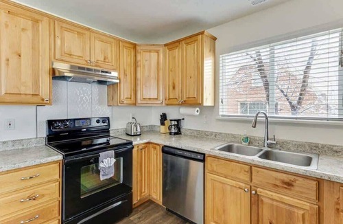 Springville House | Right off Main St, Spring Acres Arts Park Close!