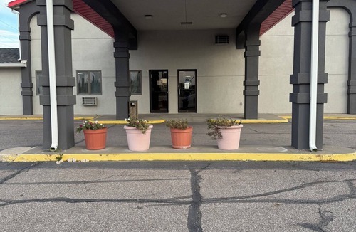 Lexington Hotel | Right off the Interstate, American style Restaurant/Bar Next door & Great Rates!