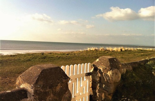 Dinas House | RIGHT ON THE BEACH !