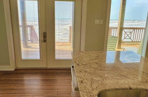 San Luis House | Right On the Beach! Oceanfront, 2 Master Bedrooms, Minutes from Galveston