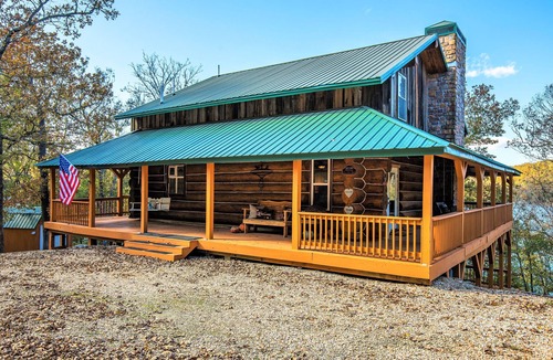Garfield Cabin | Right on the water, stay at this Instagram photo-ready real LOG CABIN +Kayaks!