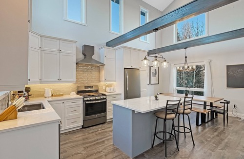Faraday Cottage | Right on the water - swim, kayak, fish and relax