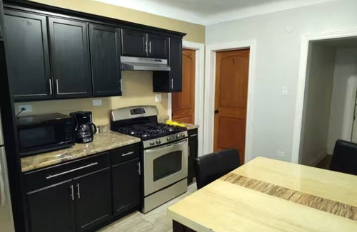 Heart of Chicago Apartment | right & Spacious 3BR Apt Perfect for Families & Groups