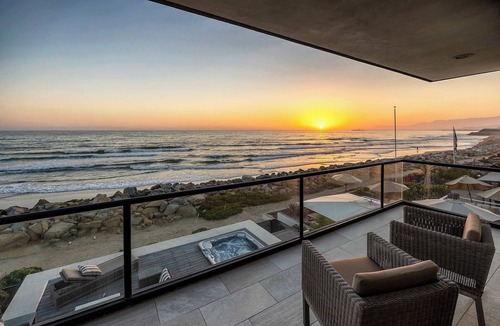 Ventura House | Rincon Refuge - Amazing Modern Seacliff Beachfront