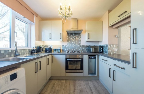 Basildon House | Rise Park Cozy House - Basildon