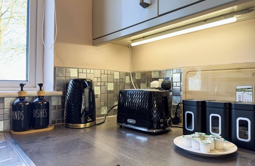 Basildon House | Rise Park Cozy House - Basildon