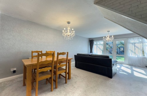 Basildon House | Rise Park Cozy House - Basildon
