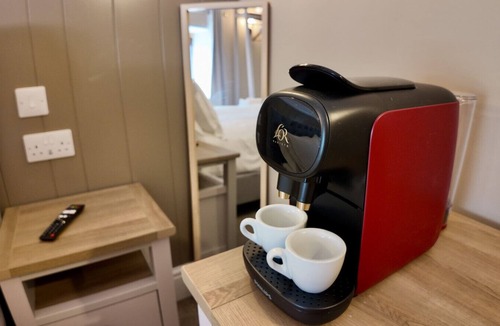 Fivelanes Apartment | Rising Sun Inn - Bronn Ewhella