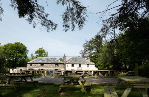 Fivelanes Apartment | Rising Sun Inn - Bronn Ewhella