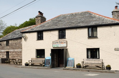 Fivelanes Apartment | Rising Sun Inn - Bronn Ewhella