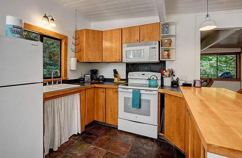 Gold Bar Cabin | Rising Sun Retreat- peaceful riverfront views spa