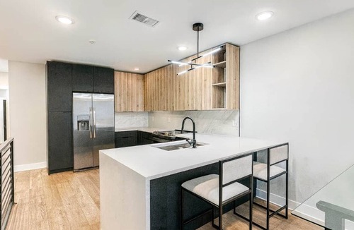 Graduate Hospital Apartment | Rittenhouse 3 bedroom & backyard