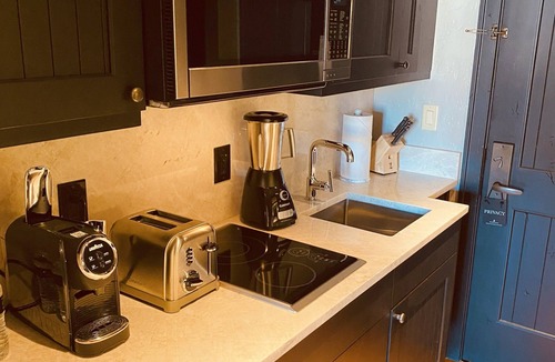 Avon Apartment | ! RITZ SUMMER FUN IN ULTRA-LUXE KING STUDIO W/KITCHEN & SOFABED POOL,HIKE, LOVE!