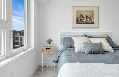 Burlington House | Ritzy 3BR Home with Balcony Near Burlington Pier