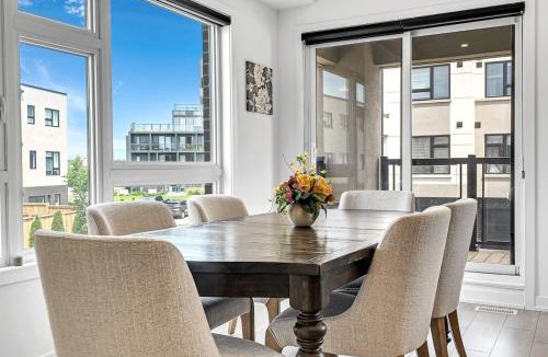 Burlington House | Ritzy 3BR Home with Balcony Near Burlington Pier