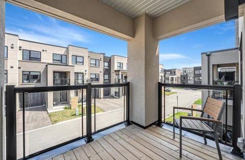 Burlington House | Ritzy 3BR Home with Balcony Near Burlington Pier