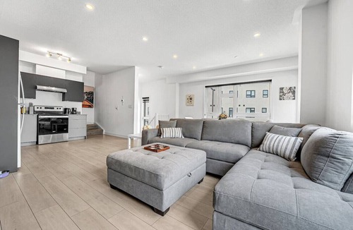 Burlington House | Ritzy 3BR Home with Balcony Near Burlington Pier