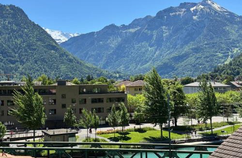Interlaken Apartment | River 4-Kissed Retreat with Iconic Jungfraujoch View