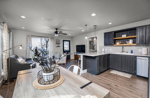 Kyle House | River Access | Fire Pit & BBQ | Pets OK | Sleeps 8