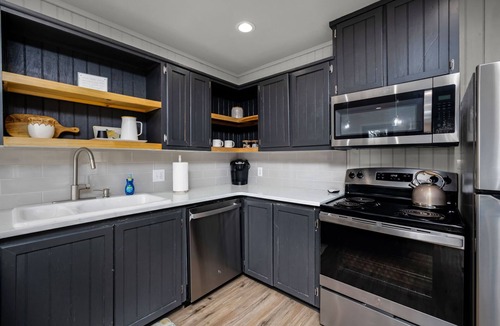 Kyle House | River Access | Fire Pit & BBQ | Pets OK | Sleeps 8
