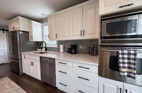 Yorkville House | River Access Game room Backyard King W/D Parking