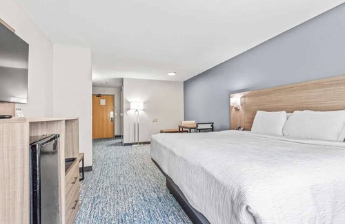 Glenwood Springs Hotel | River and Mountain Views + Free Breakfast & Pool