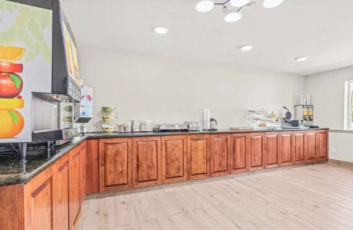 Glenwood Springs Hotel | River and Mountain Views + Free Breakfast & Pool