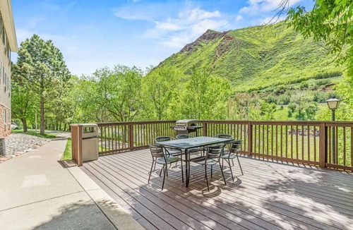 Glenwood Springs Hotel | River and Mountain Views + Free Breakfast & Pool