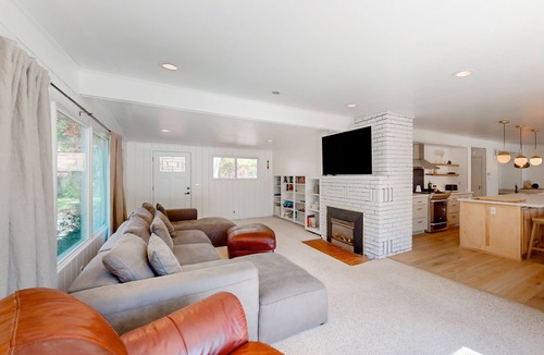 Salyer House | River and mountain view home with expansive deck, private pool