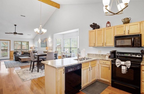Pigeon Forge Ski Chalet | River Bear-Riverfront in Pigeon Forge