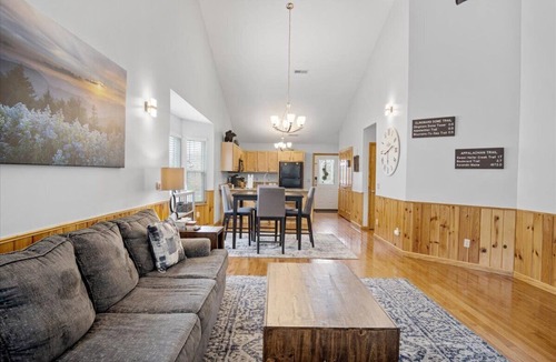 Pigeon Forge Ski Chalet | River Bear-Riverfront in Pigeon Forge
