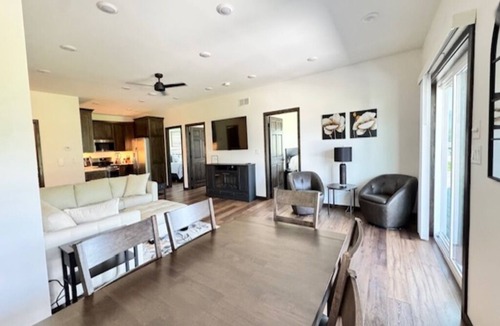 Harpers Ferry House | River Bluff Getaway– Upper 3BR/2BA Upper Level Unit with Gorgeous Deck Views