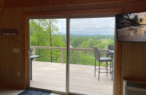 Amity Cabin | River Bluff offers luxurious living on the Caddo River, with scenic views.
