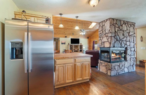 Eureka Springs House | River Cabin, Hot Tub, Sleeps 10!
