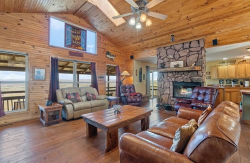 Eureka Springs House | River Cabin, Hot Tub, Sleeps 10!