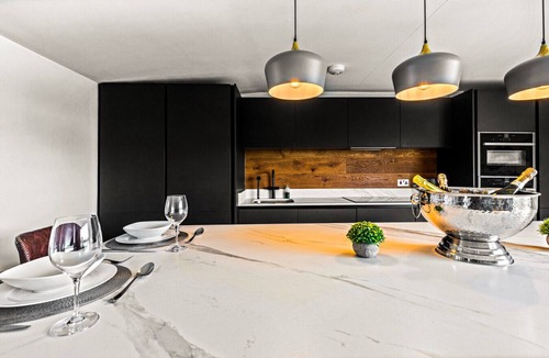 Henley House | River cabin & Mills Cottage