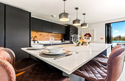 Henley House | River cabin & Mills Cottage