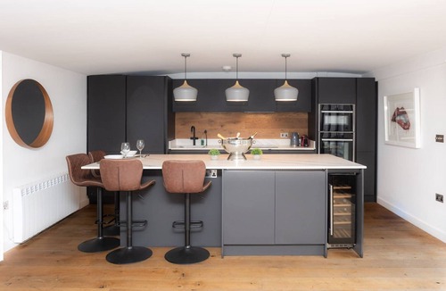 Henley Apartment | River Cabin With Mooring - From 250 Per Night