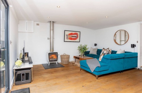 Henley Apartment | River Cabin With Mooring - From 250 Per Night