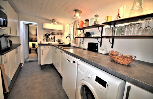 Loze House | RIVER COTTAGE: 100% private, heated pool, air conditioning, 5 star reviews.