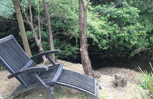 Katikati Cabin | River cottage- romantic country getaway, fire pit, bath tub, and sauna access.