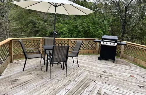 Salem Cottage | River Cottage Sleeps 8; 5 Miles from Montauk