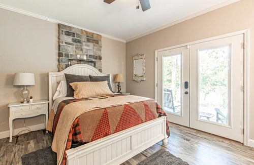 Warm Springs House | River Cottage with 6 bedrooms, 3 baths, playground and baby bed.