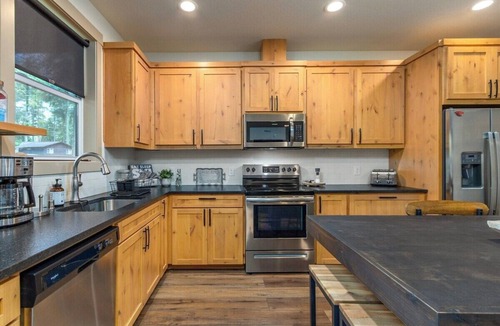 Packwood House | River Dance Cabin | Hot Tub, AC, BBQ