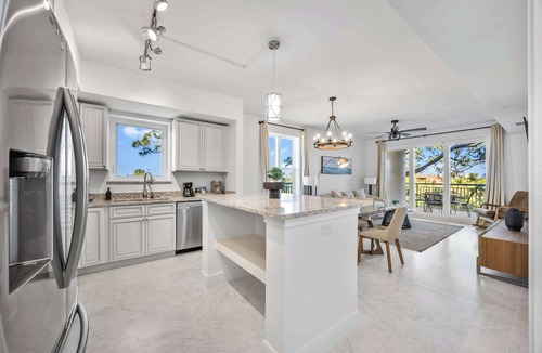 Merritt Island Condo | River Fly-In Duo - 5Bd - River & Runway View