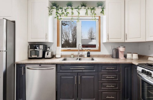 Virgil House | River Front 7BR House | Family Haven | Sleeps 14!