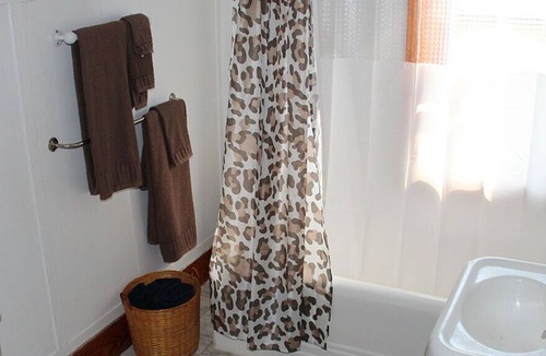 Barton House | River Front Guesthouse On Vast Trail